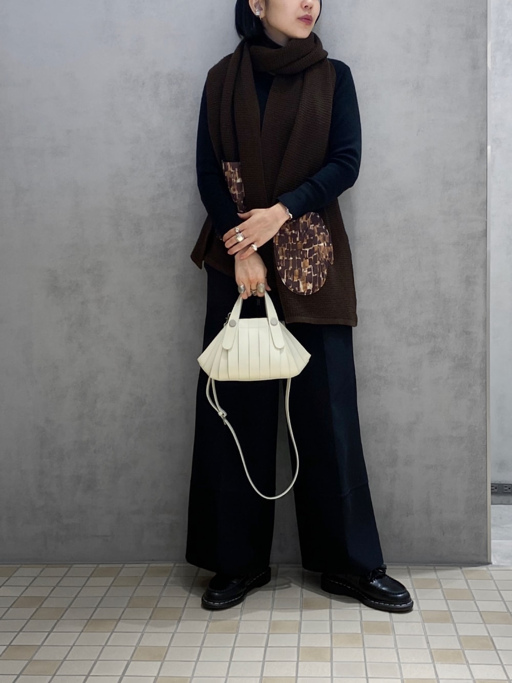 「ヒロコハヤシ、HIROKO HAYASHI、HIROKOHAYASHI、休日スタイル、マフラー、マフラーコーデ、レザーバッグ、２ＷＡＹ、ローファー、ワイドパンツ」｜「HIROKO HAYASHIのOSSO VIVO（オッソ ヴィーヴォ）2wayバッグ（ハンドバッグ、ホワイト系）」を使った、um_hhさん（レディース・161cm）の秋コーディネートの1枚目の写真