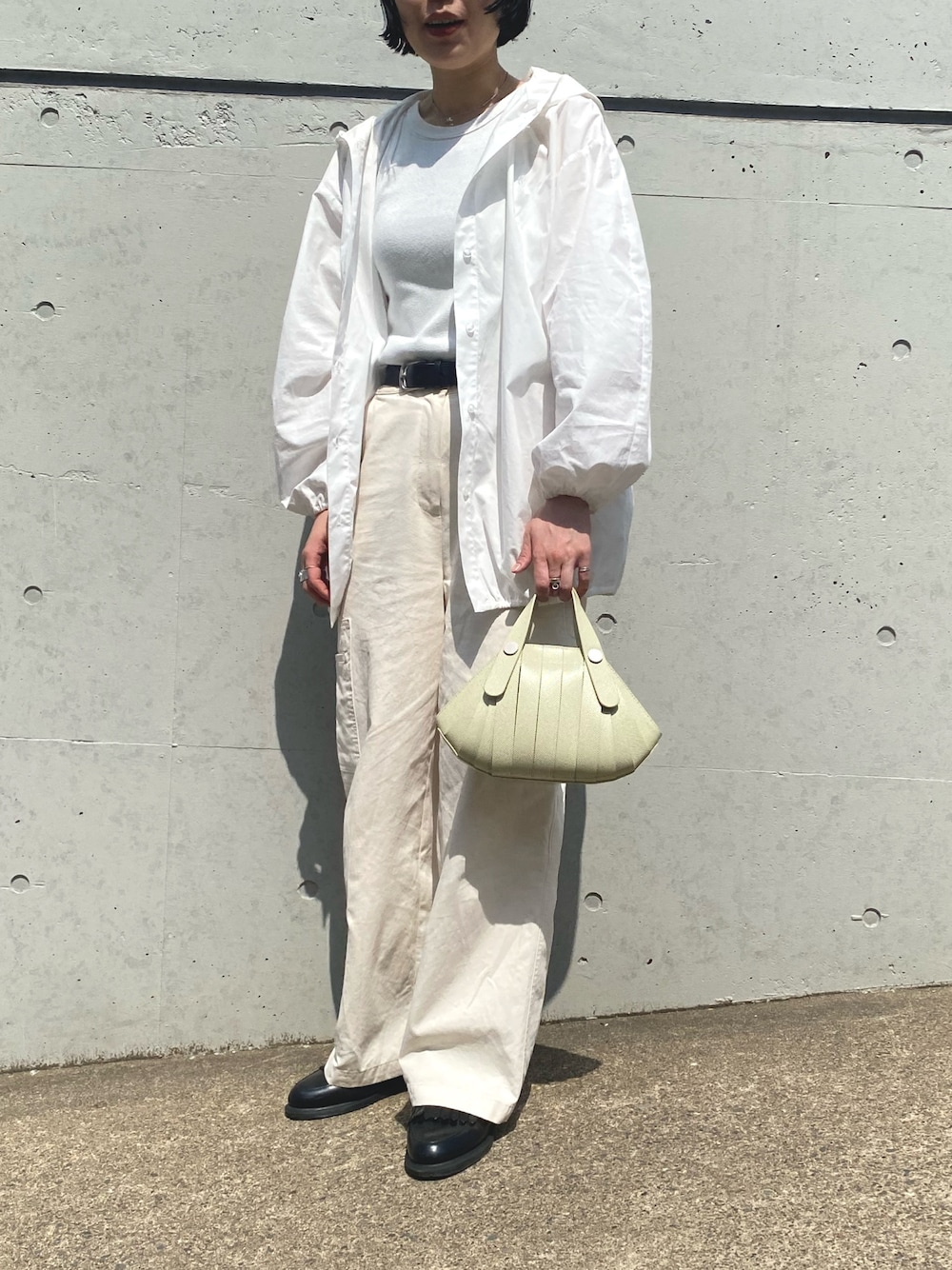 「オトナカワイイ、シンプルカジュアル、ラクチンコーデ、ヒロコハヤシ、HIROKO HAYASHI、HIROKOHAYASHI、２ＷＡＹ、2WAYﾊﾞｯｸﾞ、2waybag、ハンドバッグ、レザーバッグ、レザーバッグコーデ、ホワイトコーデ」｜「HIROKO HAYASHIのOSSO VIVO PUNTI（オッソ ヴィーヴォ プンティ）ショルダーバッグ（ショルダーバッグ、イエロー系）」を使った、um_hhさん（レディース・161cm）の夏コーディネートの1枚目の写真