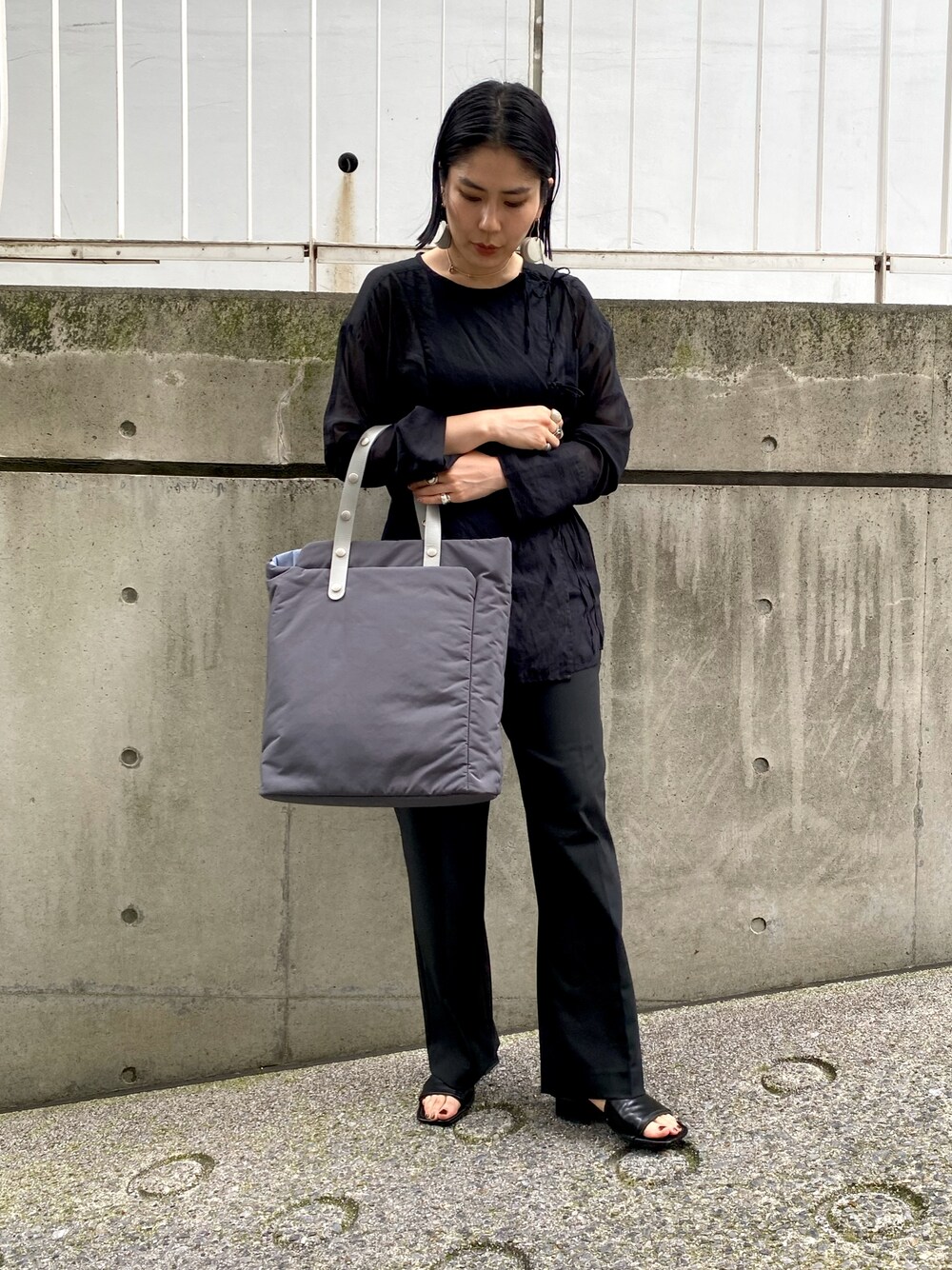 「ヒロコハヤシ、HIROKO HAYASHI、HIROKOHAYASHI、トートバッグ、長財布ミニ、シンプル、ブラックコーデ、パンツスタイル」｜「HIROKO HAYASHIのMOSCOVA CELESTE（モスコーバ チェレステ）縦型トートバッグ（トートバッグ、グレー系）」を使った、um_hhさん（レディース・161cm）の夏コーディネートの1枚目の写真