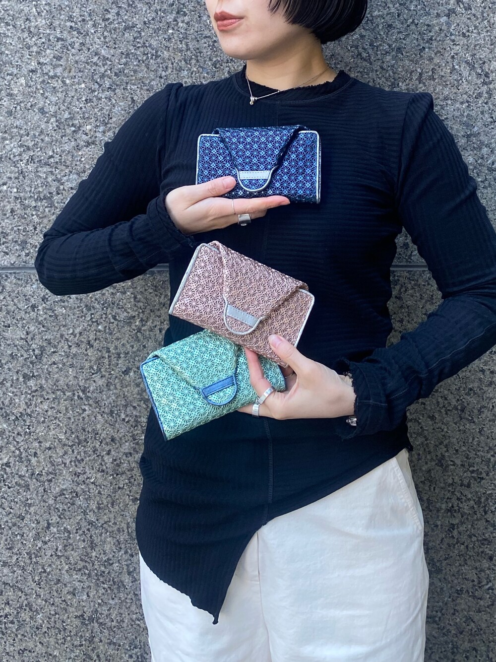 「ヒロコハヤシ、HIROKO HAYASHI、HIROKOHAYASHI、ミニモ、マルチ財布、ジラソーレ、限定アイテム」｜「HIROKO HAYASHIの【限定商品】GIRASOLE（ジラソーレ）マルチ財布（財布、グリーン系）」を使った、um_hhさん（レディース・161cm）の春コーディネートの1枚目の写真