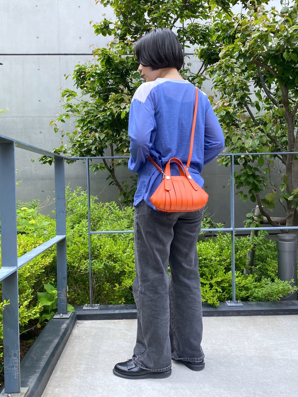 「ヒロコハヤシ、HIROKO HAYASHI、HIROKOHAYASHI、カジュアル、カジュアルコーデ、カジュアルスタイル、2way、2WAYﾊﾞｯｸﾞ、2waybag、シアートップス、お出かけコーデ、デニム」｜「HIROKO HAYASHIのOSSO VIVO（オッソ ヴィーヴォ）2wayバッグ（ハンドバッグ、オレンジ系）」を使った、um_hhさん（レディース・161cm）の夏コーディネートの1枚目の写真