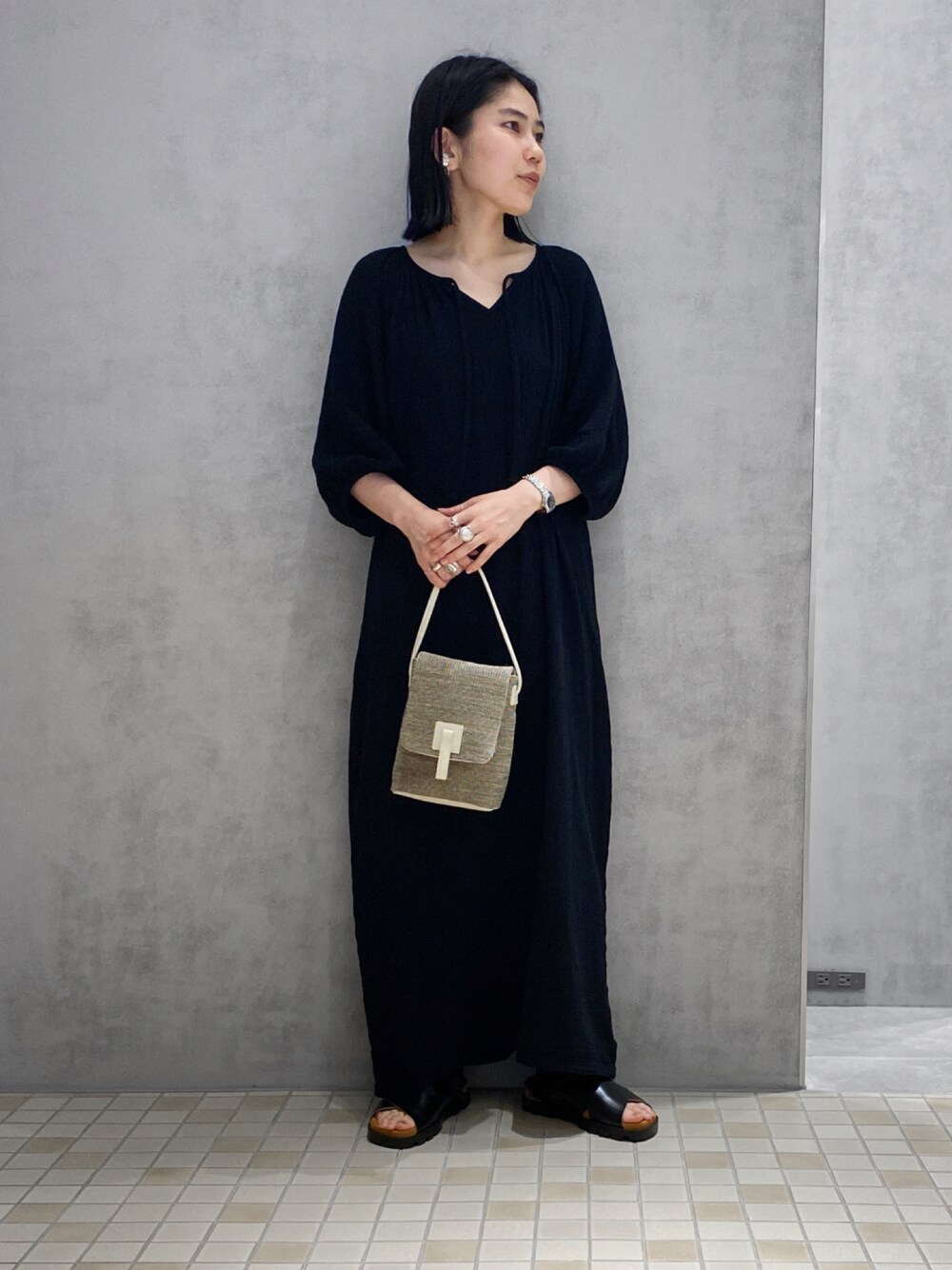 「ヒロコハヤシ、HIROKOHAYASHI、HIROKO HAYASHI、ショルターバッグ、ワンピース、シンプルコーデ、夏コーデ、シルバー、シルバーアクセサリー」｜「HIROKO HAYASHIのFILATO(フィラート)ショルダーバッグ（ショルダーバッグ、ベージュ系）」を使った、um_hhさん（レディース・161cm）の夏コーディネートの1枚目の写真