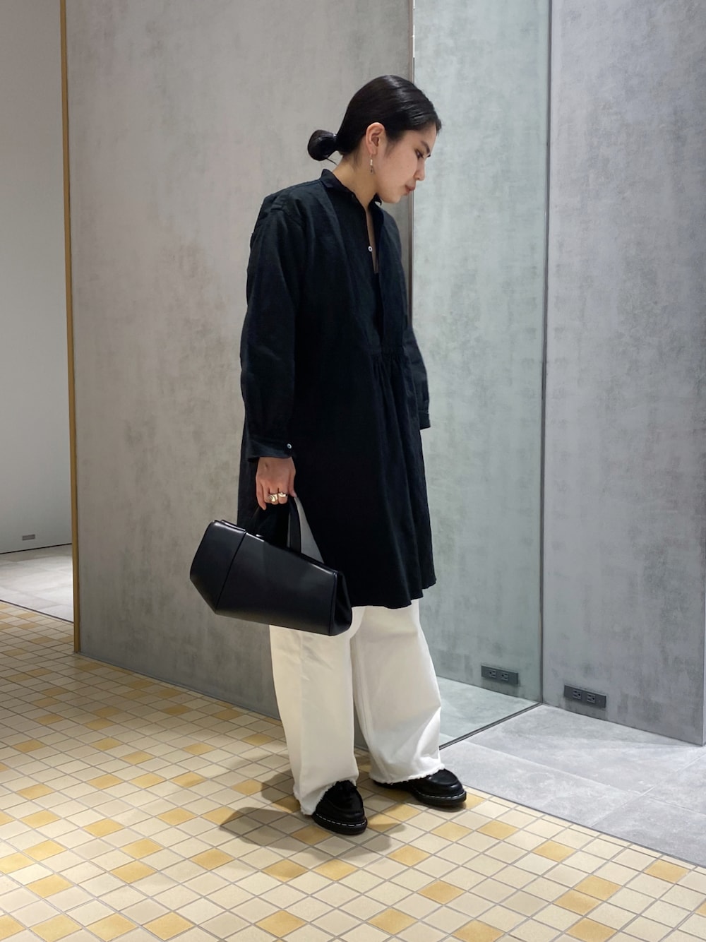 「ハンドバッグ、ローファー、ワイドパンツ、パンツスタイル、モノトーンコーデ、HIROKOHAYASHI、HIROKO HAYASHI、ヒロコハヤシ」｜「HIROKO HAYASHIのLEO（レオ）ハンドバッグ（ハンドバッグ、ブラック系）」を使った、um_hhさん（レディース・161cm）の秋コーディネートの1枚目の写真