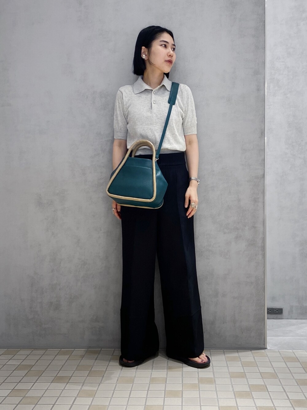 「ヒロコハヤシ、HIROKO HAYASHI、HIROKOHAYASHI、ショルダーバッグ、オトナカジュアル、シンプルコーデ、2WAYﾊﾞｯｸﾞ」｜「HIROKO HAYASHIのTERZO（テルツォ）2wayショルダーバッグ（ショルダーバッグ、グレー系）」を使った、um_hhさん（レディース・161cm）の秋コーディネートの1枚目の写真