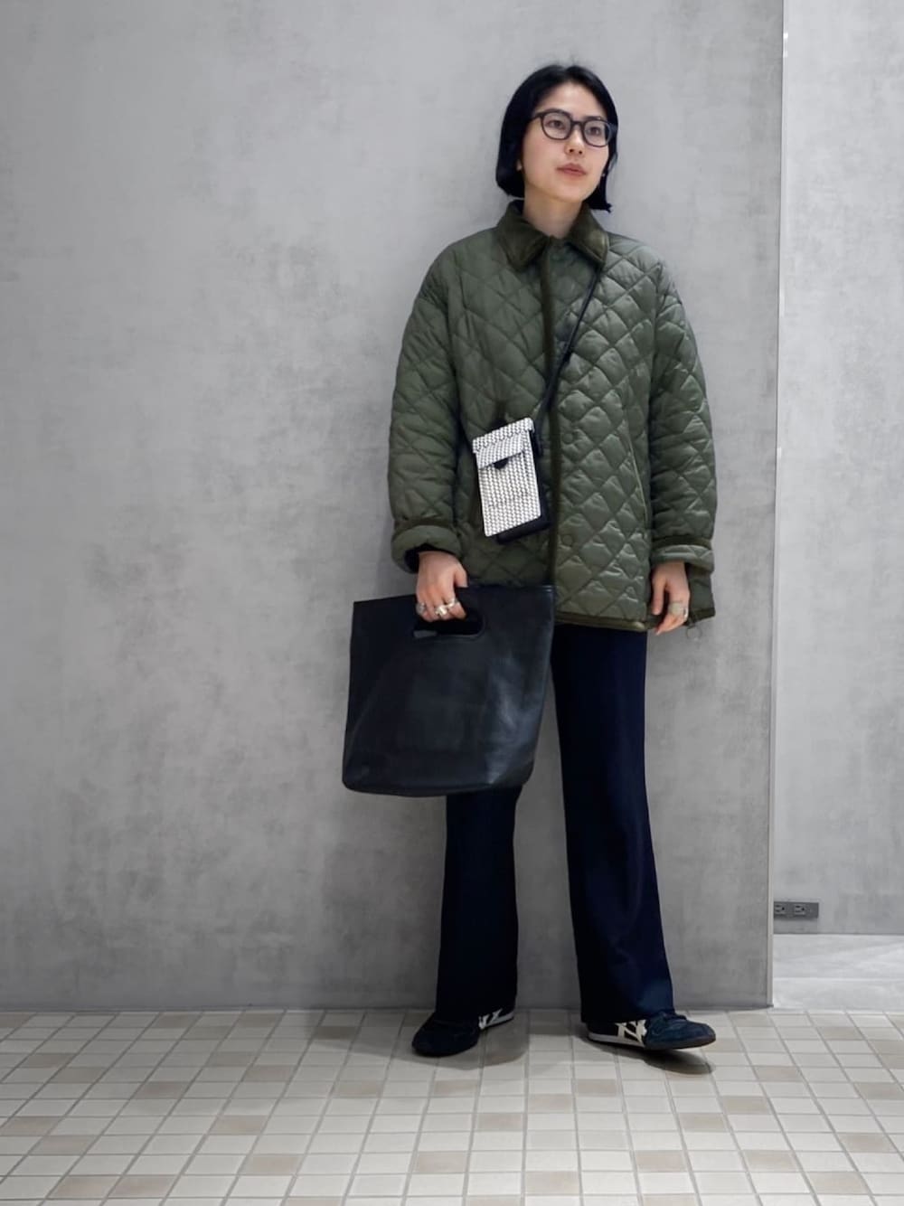 「HIROKO HAYASHI、HIROKOHAYASHI、ヒロコハヤシ、ハンドバッグ、レザーバッグ、スマホショルダー、カーキ、レザー、パンツスタイル、初冬コーデ」｜「HIROKO HAYASHIのOTTICA（オッティカ）スマホポシェット（ショルダーバッグ、ホワイト系）」を使った、um_hhさん（レディース・161cm）の秋コーディネートの1枚目の写真