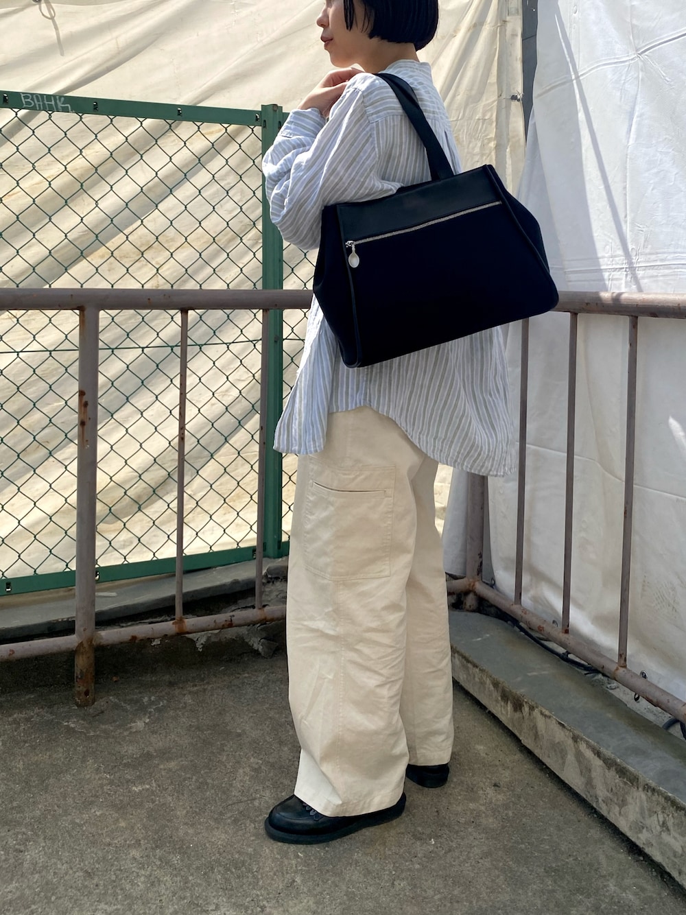 「ヒロコハヤシ、HIROKO HAYASHI、HIROKOHAYASHI、トートバッグ、トートバッグ 黒、通勤バッグ、大人カジュアル、春夏コーデ、シンプルコーデ、オトナカジュアル」｜「HIROKO HAYASHIのPOLARIS（ポラリス）トートバッグ（トートバッグ、ブラック系）」を使った、um_hhさん（レディース・161cm）の春コーディネートの1枚目の写真
