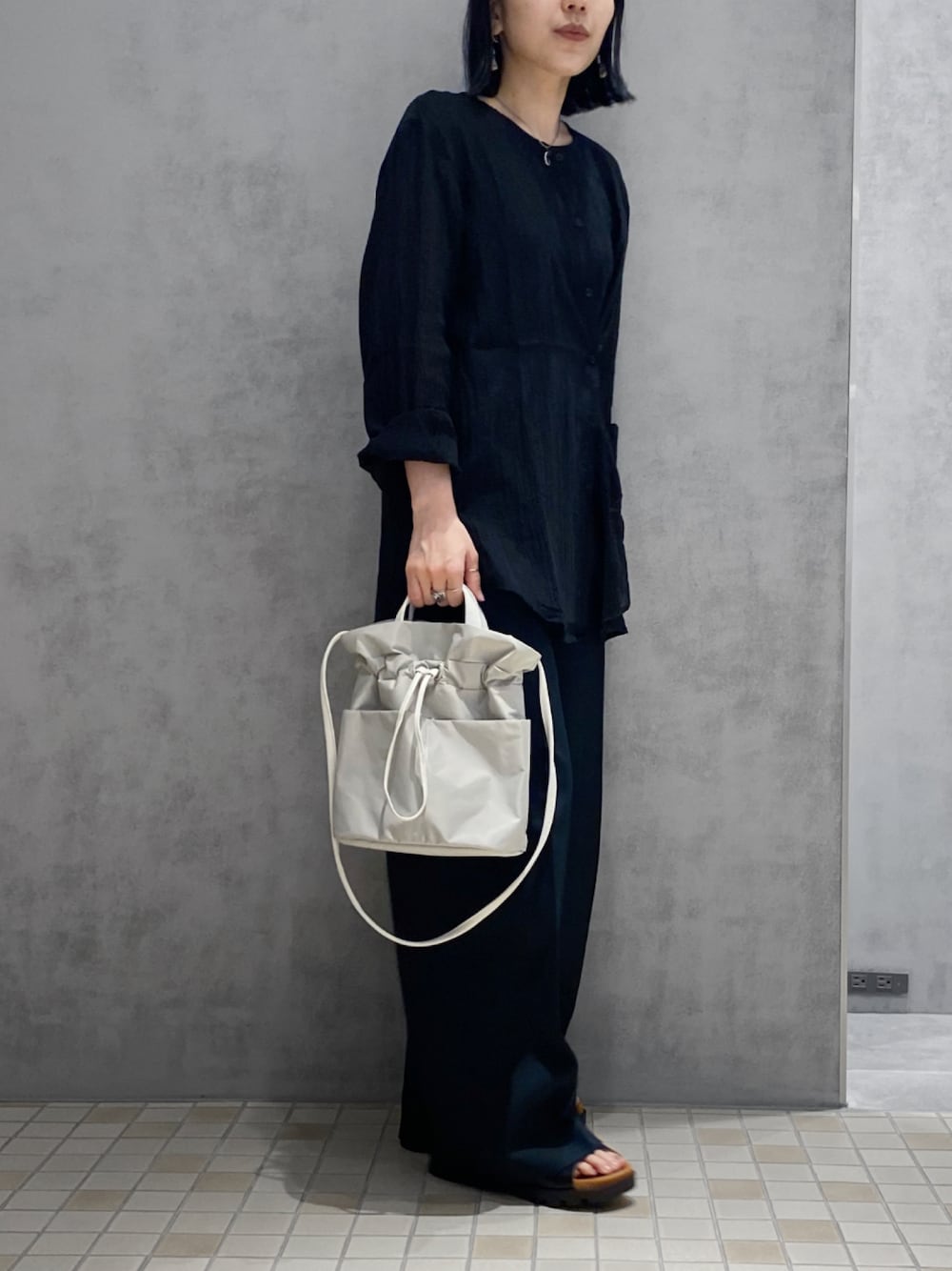 「ヒロコハヤシ、HIROKOHAYASHI、HIROKO HAYASHI、シンプルコーデ、ショルダーバッグ、2WAYﾊﾞｯｸﾞ、シンプル、シルバーアクセサリー」｜「HIROKO HAYASHIのFABRO（ファブロ）イヤーカフ（イヤリング、シルバー系）」を使った、um_hhさん（レディース・161cm）の夏コーディネートの1枚目の写真