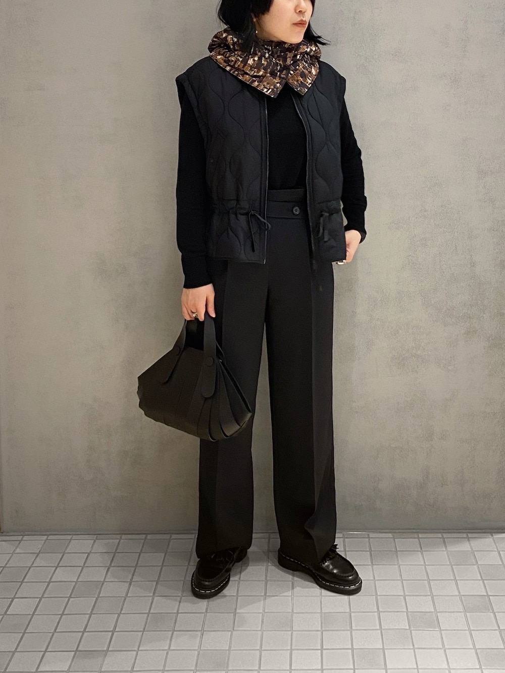 「ヒロコハヤシ、HIROKO HAYASHI、HIROKOHAYASHI、ハンドバッグ、シンプルコーデ、ネックウォーマー、ローファー、スラックスパンツ、パンツコーデ」｜「HIROKO HAYASHIのOSSO(オッソ) ハンドバッグ（ハンドバッグ、ブラック系）」を使った、um_hhさん（レディース・161cm）の冬コーディネートの1枚目の写真