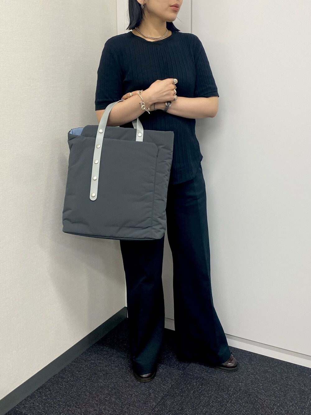 「HIROKO HAYASHI、HIROKOHAYASHI、ヒロコハヤシ、トートバッグ、モノトーン、カジュアルコーデ、オトナカジュアル」｜「HIROKO HAYASHIのMOSCOVA CELESTE（モスコーバ チェレステ）縦型トートバッグ（トートバッグ、グレー系）」を使った、um_hhさん（レディース・161cm）の夏コーディネートの1枚目の写真