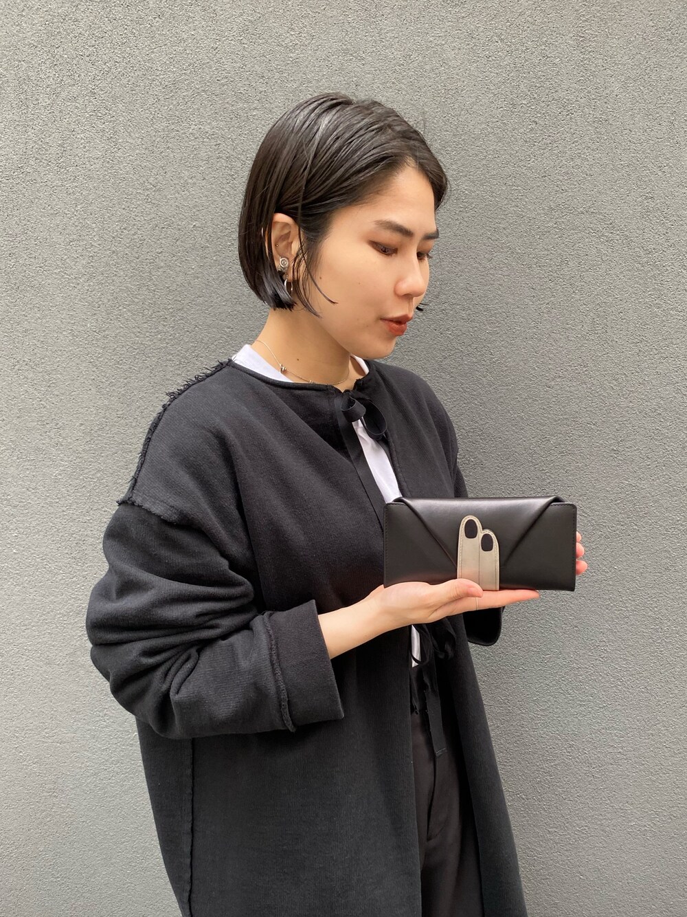 「ヒロコハヤシ、HIROKO HAYASHI、HIROKOHAYASHI、限定アイテム、限定、大人カジュアル、シンプルコーデ、オトナカジュアル、ラフコーデ、長財布ミニ、お財布」｜「HIROKO HAYASHIのLEO NECESSARIO（レオ ネチェサリオ）長財布ミニ（財布、ブラック系）」を使った、um_hhさん（レディース・161cm）の春コーディネートの1枚目の写真