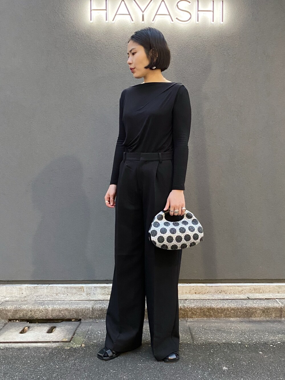 「モード、シンプルスタイル、ヒロコハヤシ、HIROKO HAYASHI、HIROKOHAYASHI、クロワッサンバッグ、クロワッサン、ハンドバッグ」｜「HIROKO HAYASHIの【数量限定】GIRASOLE POINT（ジラソーレ ポワン）クロワッサンバッグ（ハンドバッグ、シルバー系）」を使った、um_hhさん（レディース・161cm）の秋コーディネートの1枚目の写真