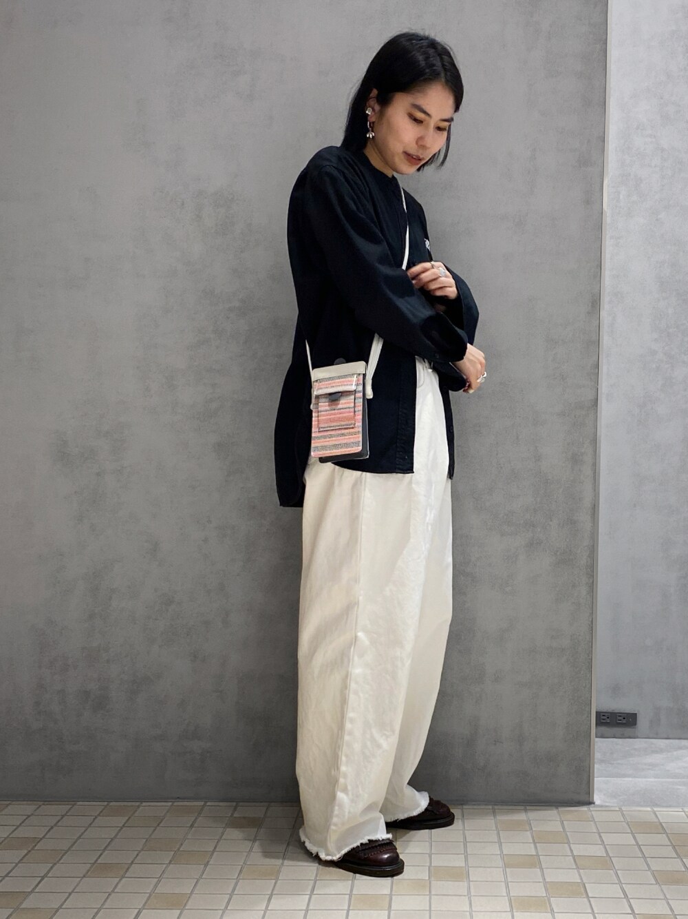 「ヒロコハヤシ、HIROKOHAYASHI、HIROKO HAYASHI、スマホポシェット、マルチボーダー、ワイドパンツ、モノトーンコーデ、シルバーアクセサリー」｜「HIROKO HAYASHIのアイテム（スマホケース/カバー、レッド系）」を使った、um_hhさん（レディース・161cm）の夏コーディネートの1枚目の写真