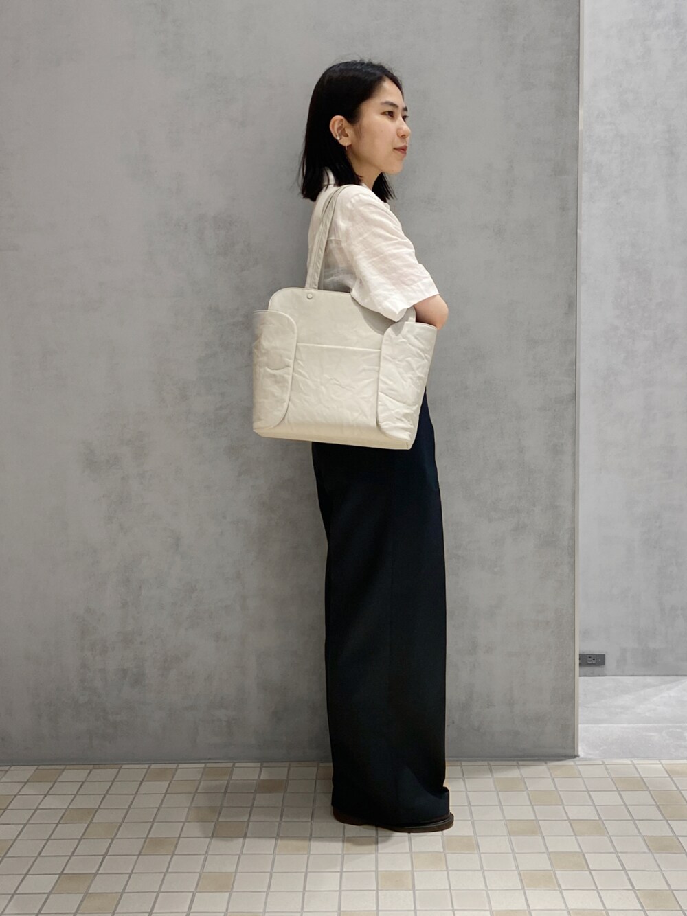 「HIROKO HAYASHI、HIROKOHAYASHI、ヒロコハヤシ、トートバッグ、A4サイズ収納可(バッグ サイズ)、シンプルコーデ、デイリーカジュアル」｜「HIROKO HAYASHIのBEFANA(ベファーナ)トートバッグ（トートバッグ、グレー系）」を使った、um_hhさん（レディース・161cm）の秋コーディネートの1枚目の写真