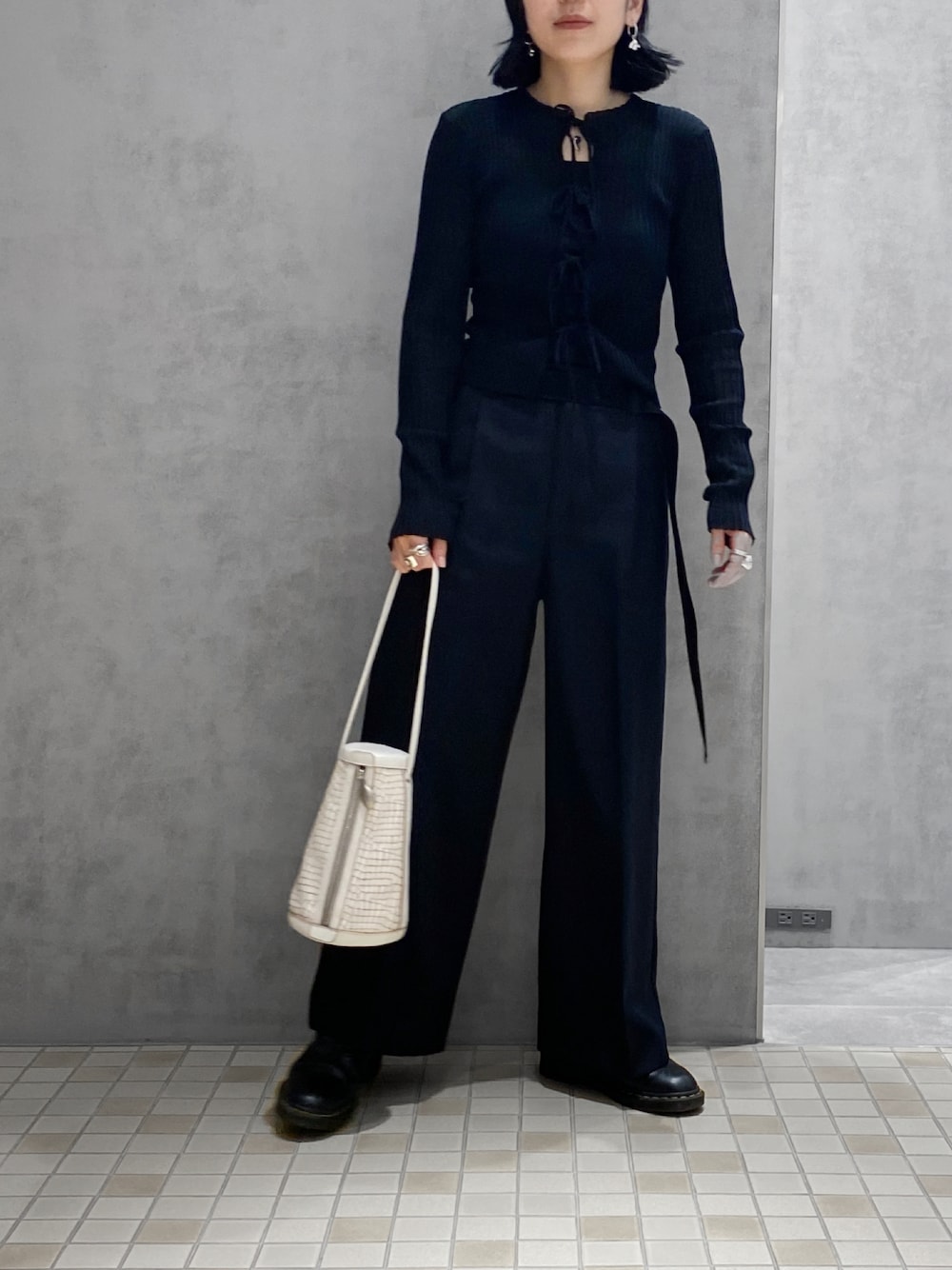 「ヒロコハヤシ、HIROKOHAYASHI、HIROKO HAYASHI、レザーバッグ、ブーツ、ブラックコーデ、シンプルコーデ、シルバーアクセサリー、ワントーンコーデ」｜「HIROKO HAYASHIのMOSAICO(モザイコ)ショルダーバッグ（ショルダーバッグ、ホワイト系）」を使った、um_hhさん（レディース・161cm）の春コーディネートの1枚目の写真