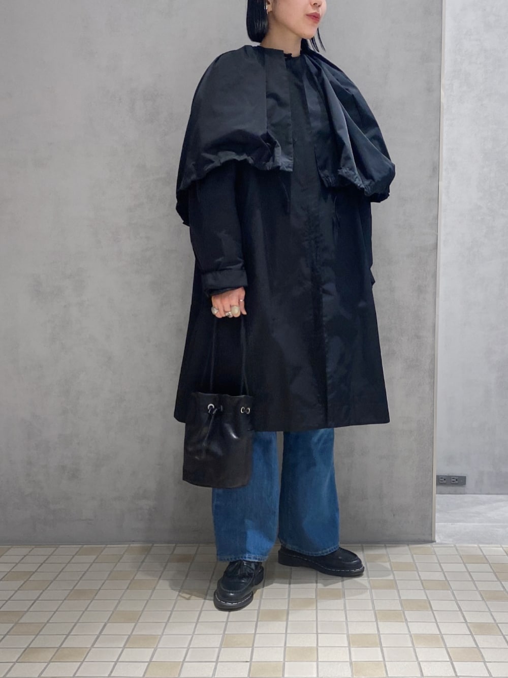 「ヒロコハヤシ、HIROKO HAYASHI、HIROKOHAYASHI、コート、デニム、ローファー、デニムコーデ、秋服コーデ、秋冬」｜「HIROKO HAYASHIのTANA(ターナ)コート（モッズコート、ブラック系）」を使った、um_hhさん（レディース・161cm）の秋コーディネートの1枚目の写真
