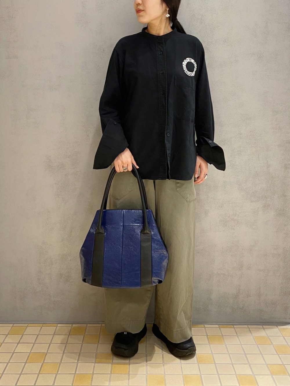 「スニーカー、トートバッグ、ブルー、ワイドパンツ、エナメルバッグ、HIROKOHAYASHI、HIROKO HAYASHI、ヒロコハヤシ」｜「HIROKO HAYASHIのASTI(アスティ)ボストンバッグ（ボストンバッグ、ブルー系）」を使った、um_hhさん（レディース・161cm）の秋コーディネートの1枚目の写真