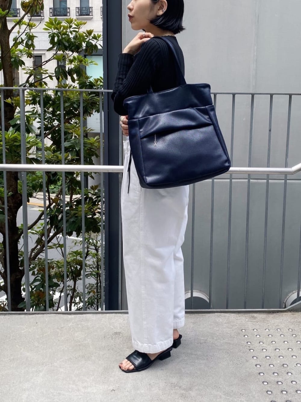 「ヒロコハヤシ、HIROKO HAYASHI、HIROKOHAYASHI、トートバッグ、ハンドバッグ、２ＷＡＹ、デニム、オトナカジュアル、パンツスタイル」｜「HIROKO HAYASHIのMAMELI（マメリ）2wayトートバッグ（トートバッグ、ブルー系）」を使った、um_hhさん（レディース・161cm）の秋コーディネートの1枚目の写真
