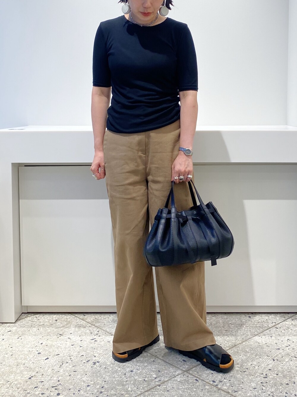 「ヒロコハヤシ、HIROKO HAYASHI、HIROKOHAYASHI、ハンドバッグ、秋コーデ、シンプルスタイル、レザーバッグ」｜「HIROKO HAYASHIのPANIER（パニエ） ハンドバッグ（ハンドバッグ、ブラック系）」を使った、um_hhさん（レディース・161cm）の秋コーディネートの1枚目の写真