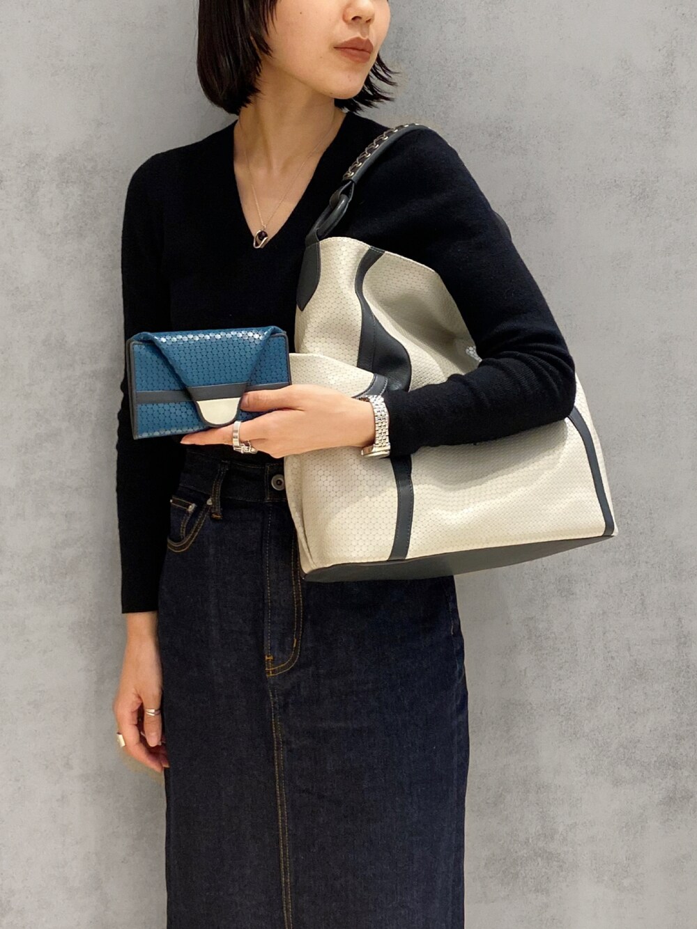 「ヒロコハヤシ、HIROKOHAYASHI、HIROKO HAYASHI、レザーバッグ、ワンショルダーバッグ」｜「HIROKO HAYASHIの【数量限定】CARDINALE ELFO(カルディナーレ エルフォ)ワンショルダーバッグ（ショルダーバッグ、ゴールド系）」を使った、um_hhさん（レディース・161cm）の秋コーディネートの1枚目の写真