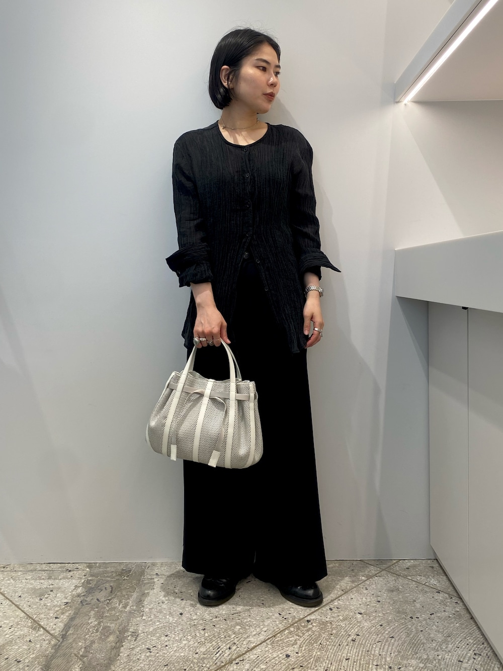 「春夏コーデ、パンツコーデ、ヒロコハヤシ、HIROKO HAYASHI、HIROKOHAYASHI、レザーバッグ、レザーバッグコーデ、ハンドバッグ、ホワイトバッグ、シンプルコーデ、シンプルコーディネート」｜「HIROKO HAYASHIのPANIER（パニエ） ハンドバッグ（ハンドバッグ、ホワイト系）」を使った、um_hhさん（レディース・161cm）の夏コーディネートの1枚目の写真