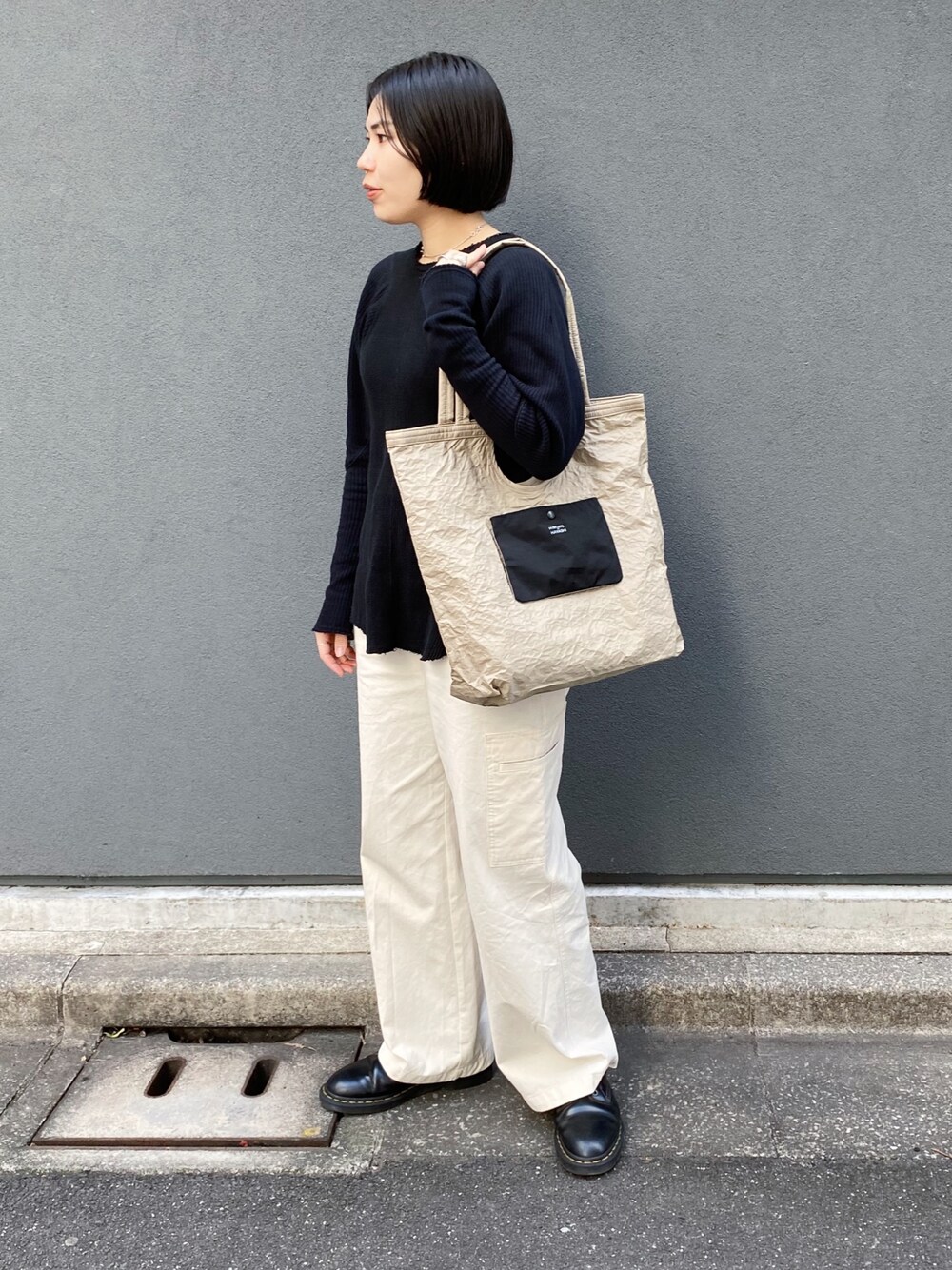「ヒロコハヤシ、HIROKO HAYASHI、HIROKOHAYASHI、トートバッグ、２ＷＡＹ、2WAYﾊﾞｯｸﾞ、大人カジュアル、オトナカジュアル」｜「HIROKO HAYASHIのVENTI（ヴェンティ）2wayポケッタブルバッグ（トートバッグ、ベージュ系）」を使った、um_hhさん（レディース・161cm）の春コーディネートの1枚目の写真