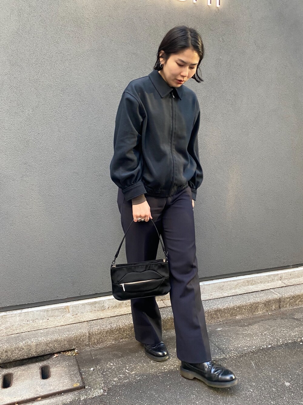 「ヒロコハヤシ、HIROKO HAYASHI、HIROKOHAYASHI、シンプルスタイル、秋冬コーデ、モノトーンコーデ、オトナカジュアル、ハンドバッグ、メンズライク」｜「HIROKO HAYASHIのDALIDA(ダリダ)ポーチバッグ（ハンドバッグ、ブラック系）」を使った、um_hhさん（レディース・161cm）の冬コーディネートの1枚目の写真