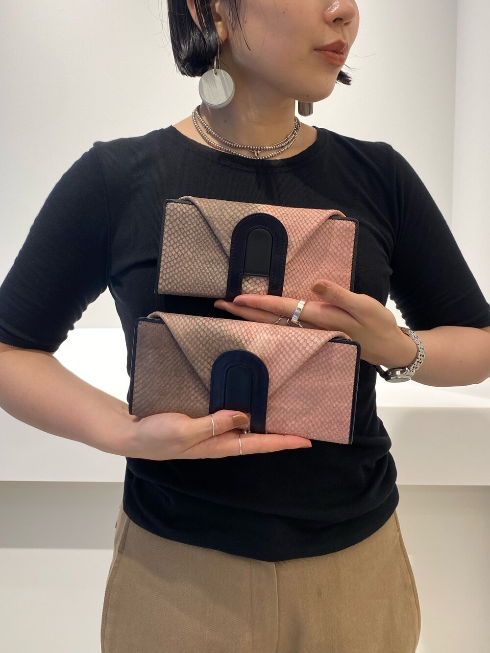 「ヒロコハヤシ、HIROKO HAYASHI、HIROKOHAYASHI、長財布、長財布ミニ、やぎ革、カジュアルコーデ」｜「HIROKO HAYASHIのMALVA（マルバ）長財布（財布、ピンク系）」を使った、um_hhさん（レディース・161cm）の秋コーディネートの1枚目の写真