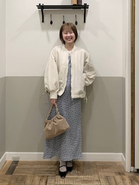「アイテム（MA-1、ベージュ系）」を使った、Moekaさん（レディース・162cm）の春コーディネート