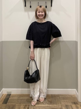 「A part by（アパートバイ）のサテンヘムレースパンツ（その他パンツ、ホワイト系）」を使った、Moekaさん（レディース）の夏コーディネート