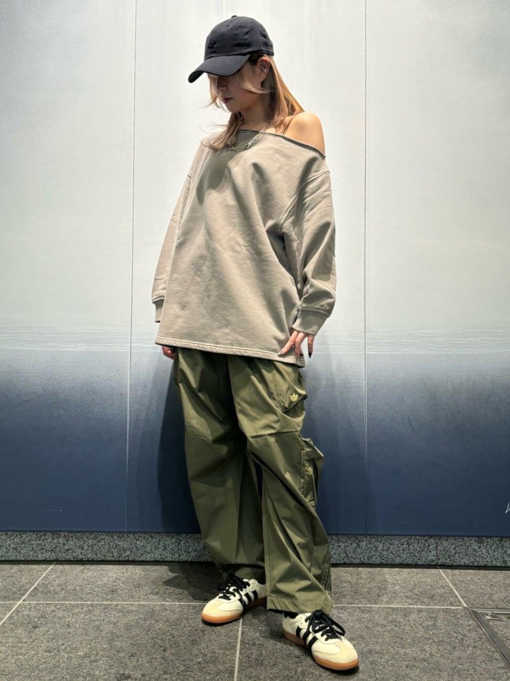 adidas（アディダス）の「ウォッシュ オフショルダースウェット