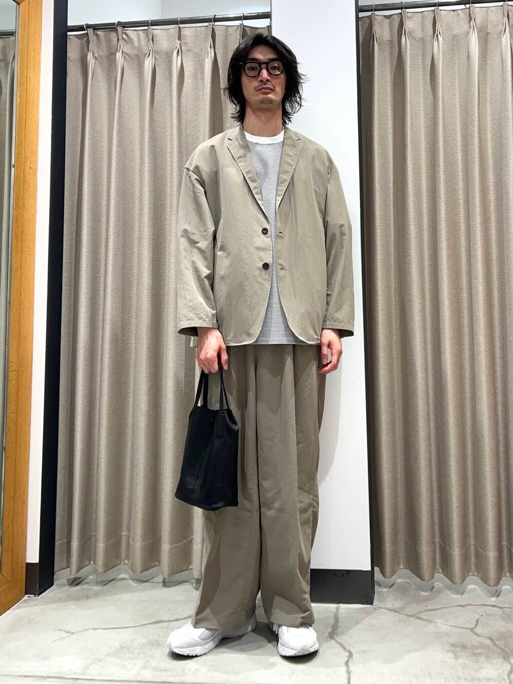 ホワイト系のTシャツ/カットソー、グレー系のスニーカー、グレー系のその他アウターを着用したメンズの春コーディネートの1枚目の写真