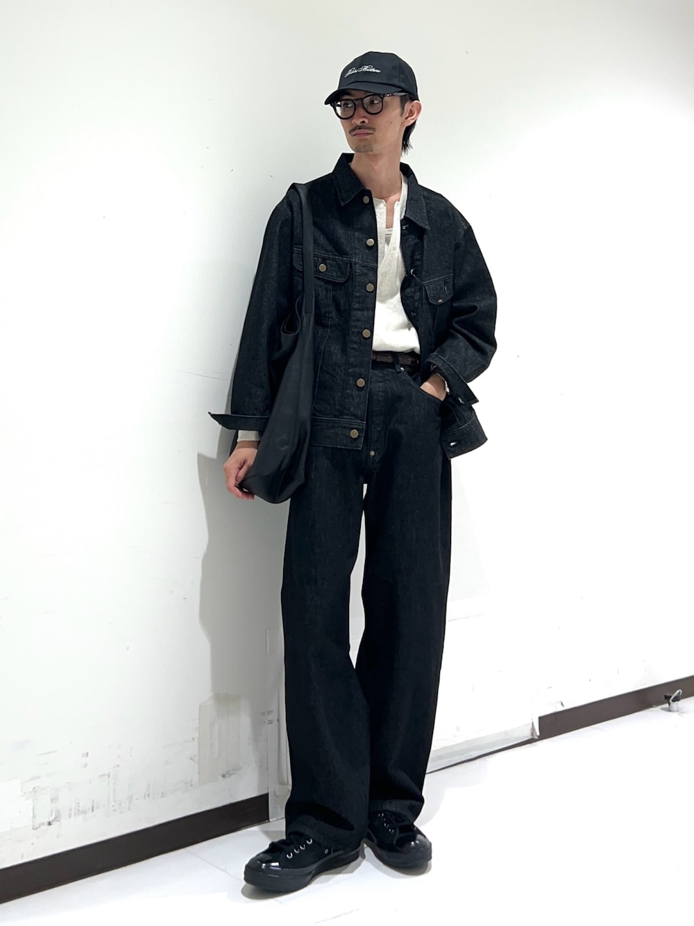 「新作スニーカーコーデ、Lee101、Lee、セットアップ、デニムジャケット、デニム、デニムパンツ、デニムコーデ、ヘンリーネック、ワッフル、サーマル、converse、キャップ、URBAN RESEARCH、新作デニムコーデ」｜「Leeの『別注』Lee101×URBAN RESEARCH　COWBOYPANTS（デニムパンツ、ブラック系）」を使った、rikutoさん（メンズ・174cm）の夏コーディネートの1枚目の写真