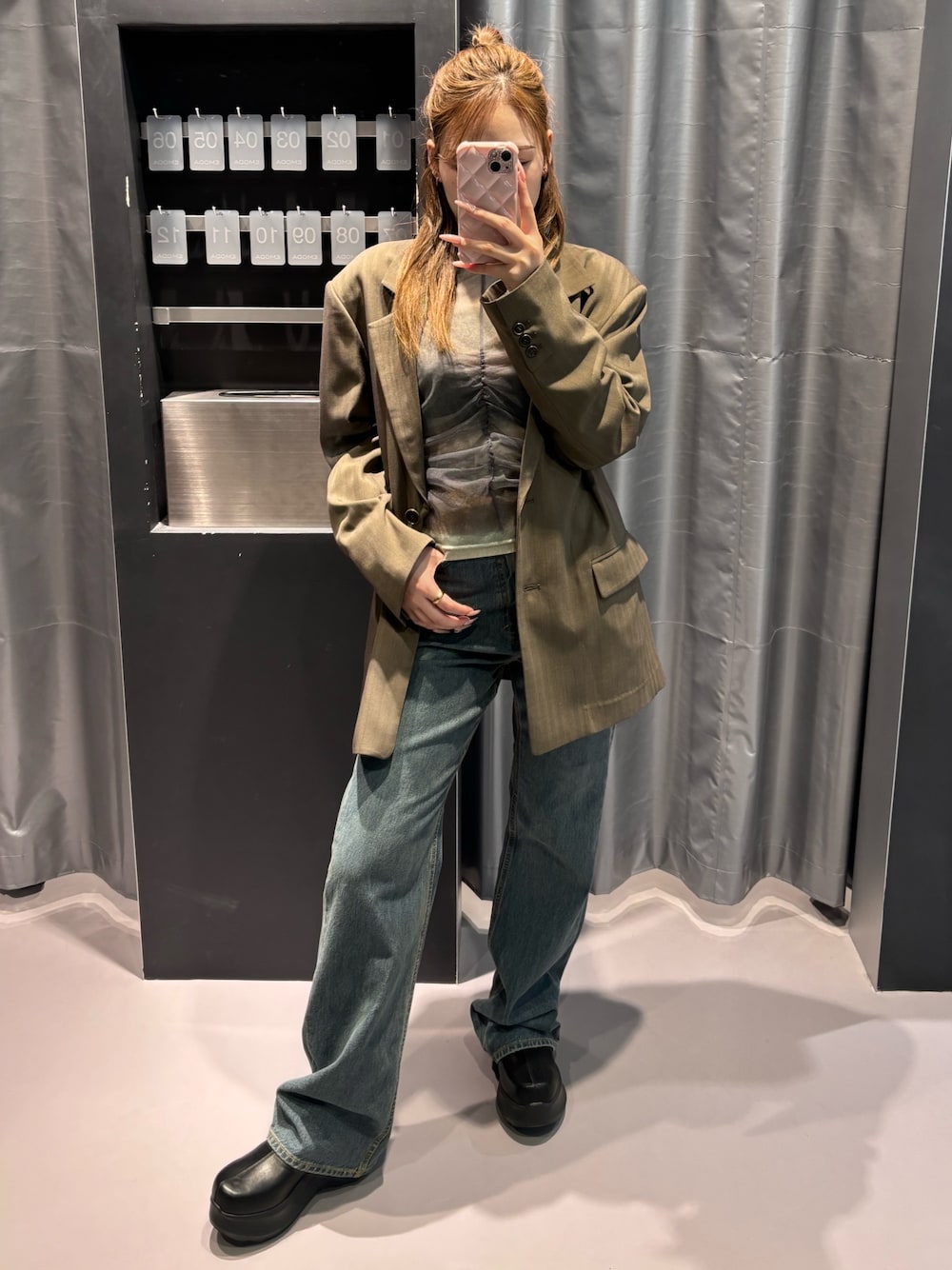 グレー系のTシャツ/カットソー、ベージュ系のテーラードジャケット、ブルー系のデニムパンツを着用したレディースの春コーディネートの1枚目の写真