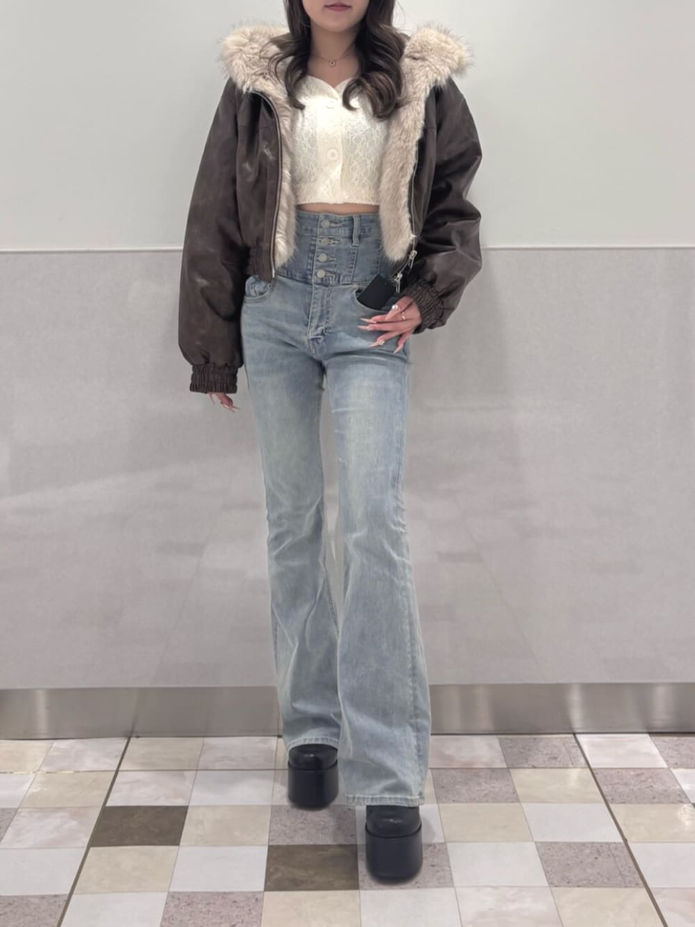 ブルー系のデニムパンツ、ブラウン系のブルゾン、ホワイト系のTシャツ/カットソーを着用したレディースの秋コーディネートの1枚目の写真
