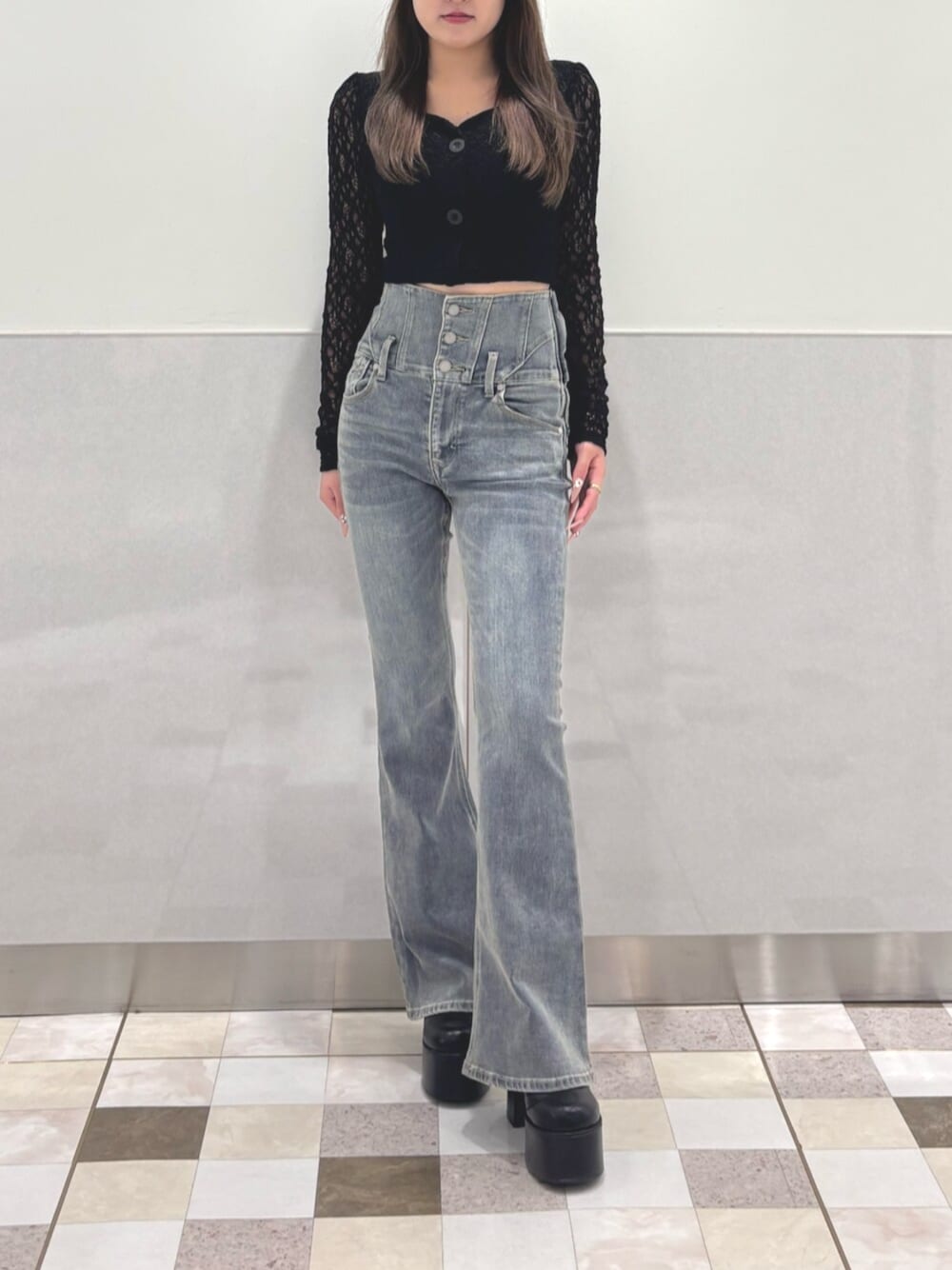 ブラック系のその他シューズ、ブラック系のTシャツ/カットソー、ブルー系のデニムパンツを着用したレディースの秋コーディネートの1枚目の写真