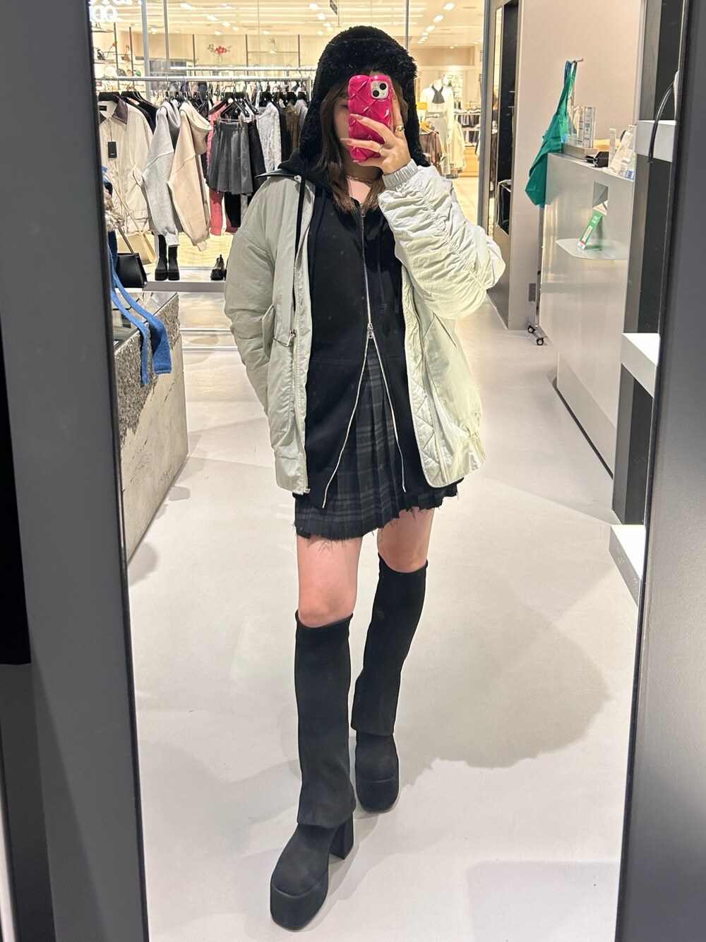 ブラック系のパーカー、ホワイト系のブルゾン、その他のスカートを着用したレディースの秋コーディネートの1枚目の写真