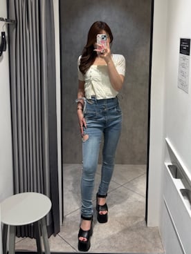 「EMODA（エモダ）のアシンメトリーチョーカーツインニット（ニット/セーター）」を使った、豊田朱莉さん（レディース・157cm）の春コーディネート