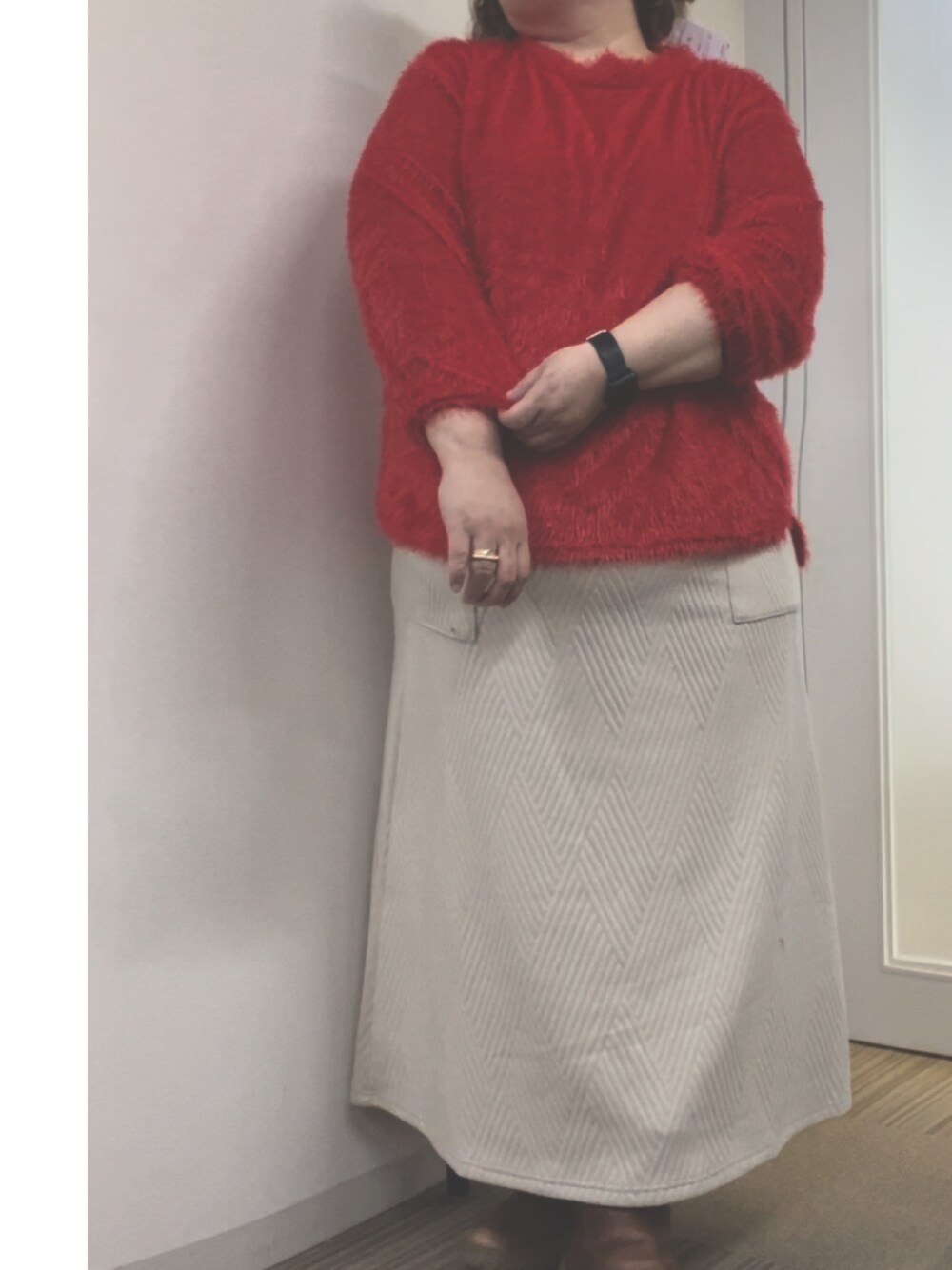 ホワイト系のTシャツ/カットソー、レッド系のニット/セーターを着用したレディースの秋コーディネートの1枚目の写真