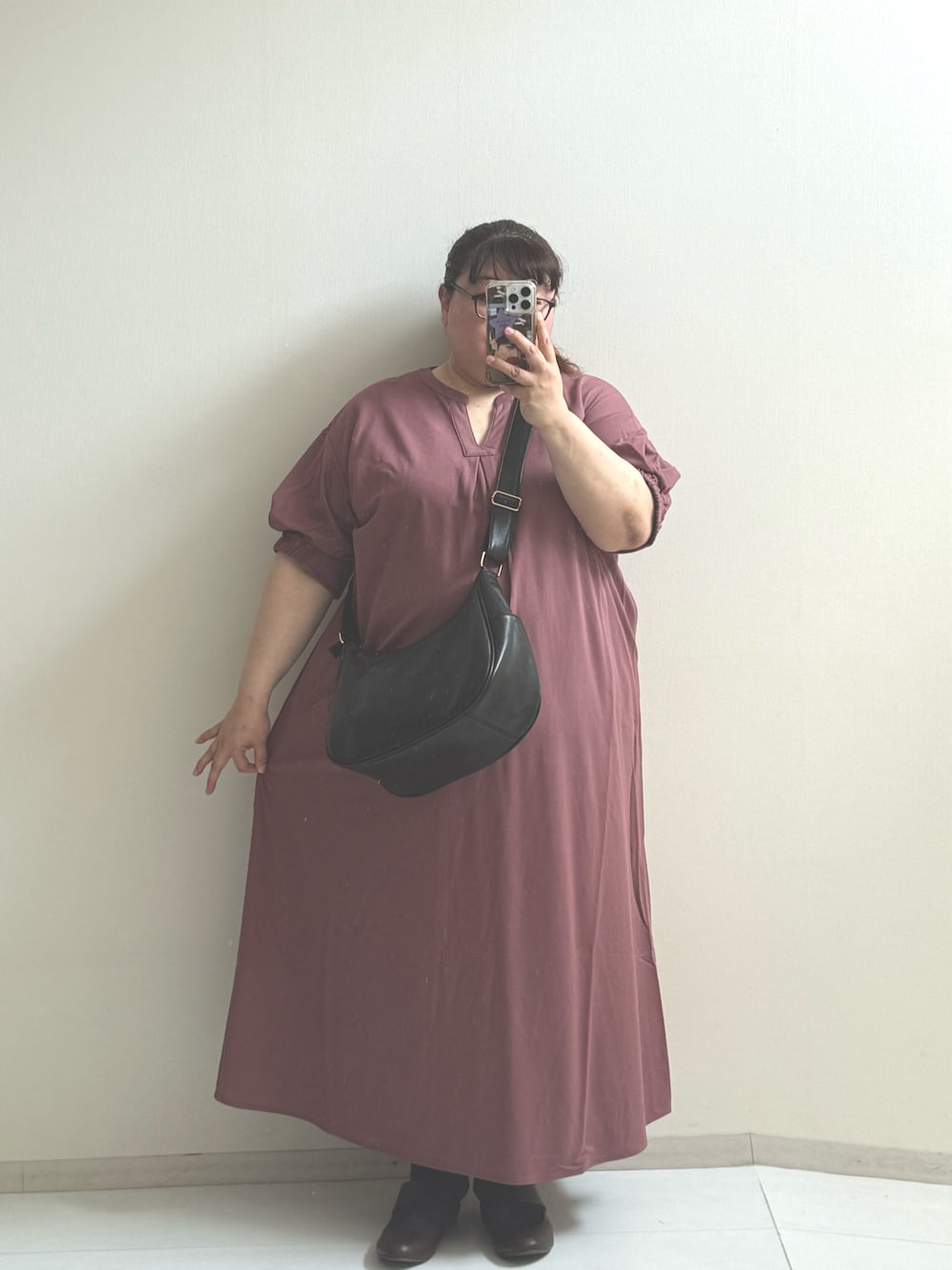 レッド系のショルダーバッグ、ブラウン系のワンピース、ブラウン系のパンプスを着用したレディースの春コーディネートの1枚目の写真