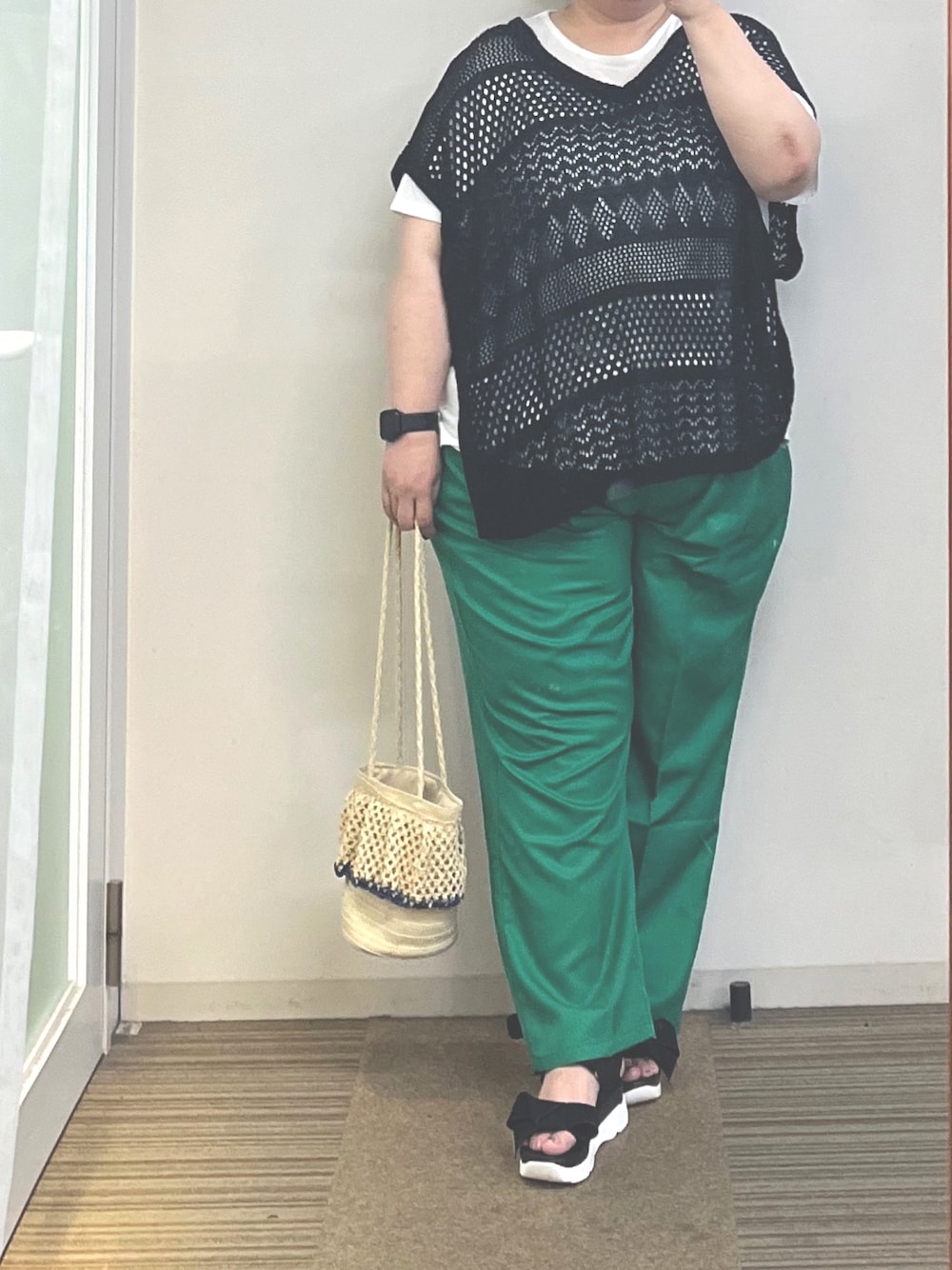 ベージュ系のトートバッグ、ブラック系のサンダル、グリーン系のパンツを着用したレディースの夏コーディネートの1枚目の写真