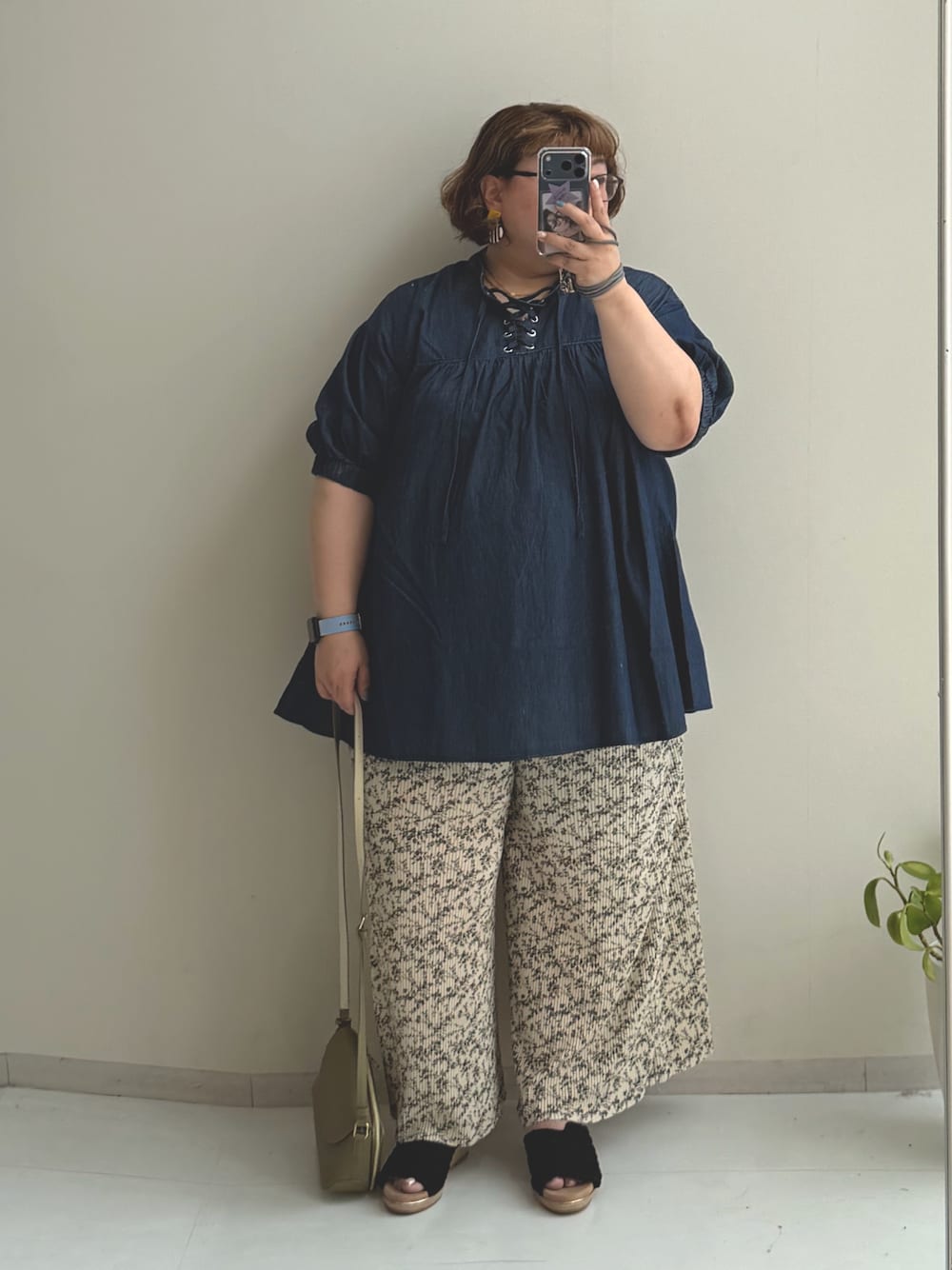 ブラック系のパンツ、ブラック系のサンダル、ブルー系のシャツ/ブラウスを着用したレディースの夏コーディネートの1枚目の写真