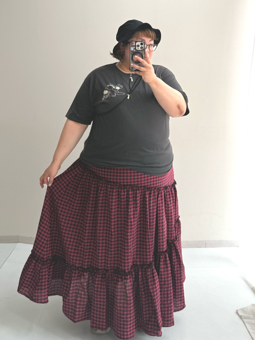 ホワイト系のサンダル、ブラック系のスカート、ブルー系のTシャツ/カットソーを着用したレディースの夏コーディネートの1枚目の写真