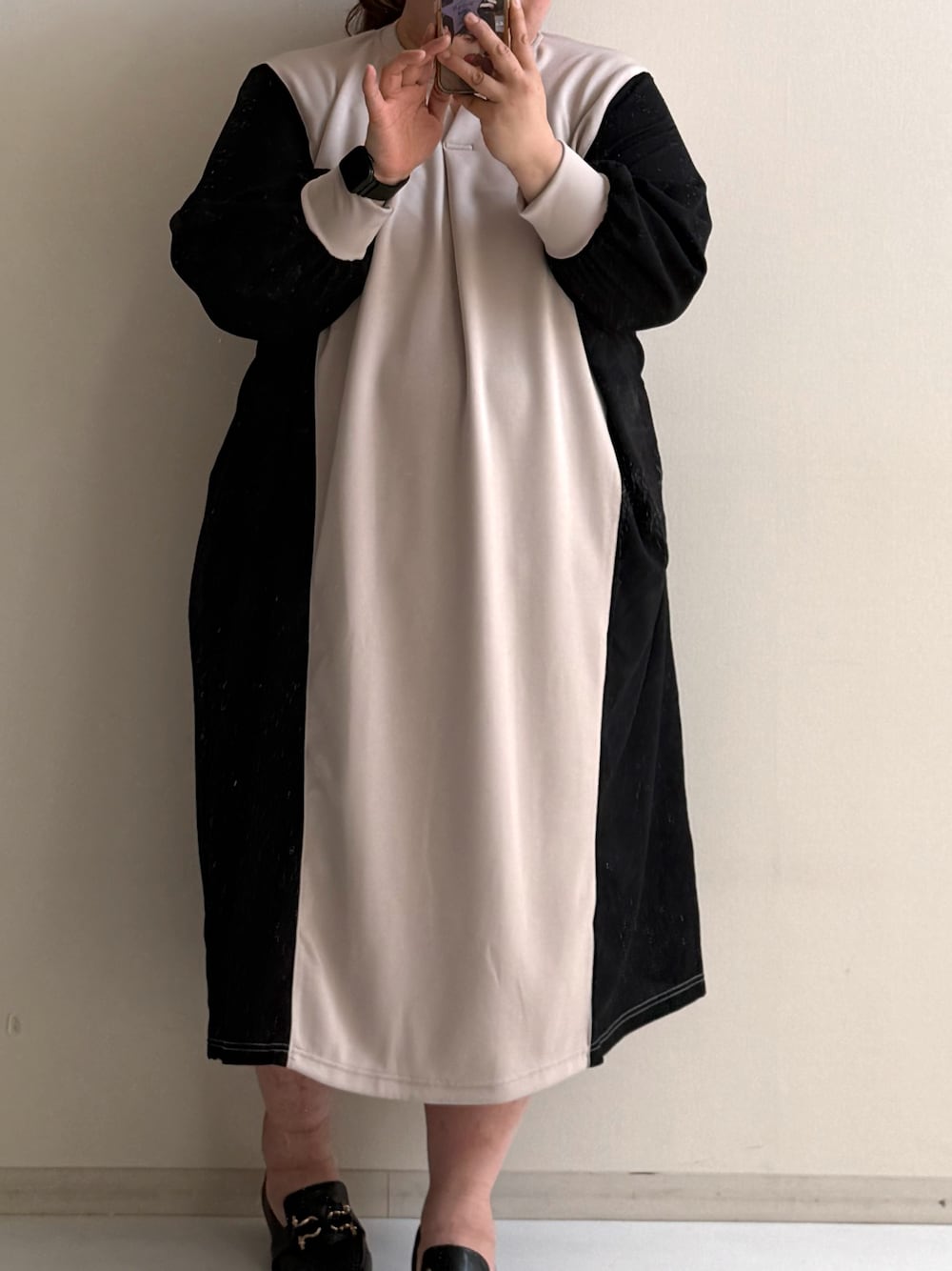 シルバー系のワンピース、ブラック系のローファーを着用したレディースの春コーディネートの1枚目の写真