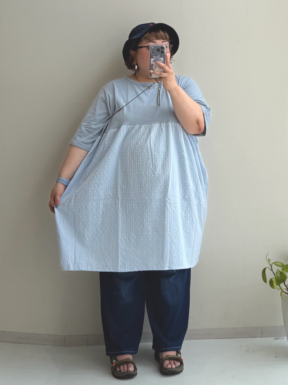 ブルー系のパンツ、ブルー系のチュニック、ゴールド系のネックレスを着用したレディースの夏コーディネートの1枚目の写真