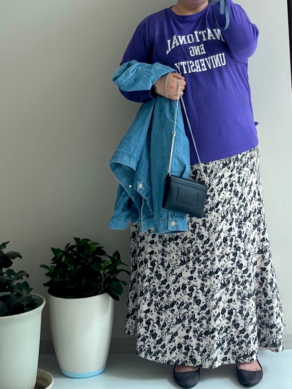 ホワイト系のスカート、ブルー系のジャケット/アウター、パープル系のTシャツ/カットソーを着用したレディースの夏コーディネートの1枚目の写真