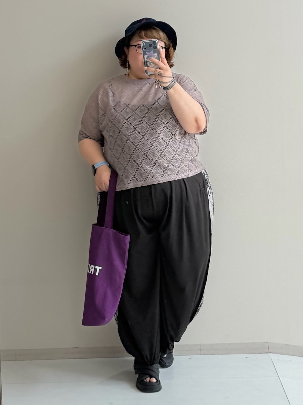 ブラック系のパンツ、ブラック系のサンダル、グレー系のTシャツ/カットソーを着用したレディースの夏コーディネートの1枚目の写真