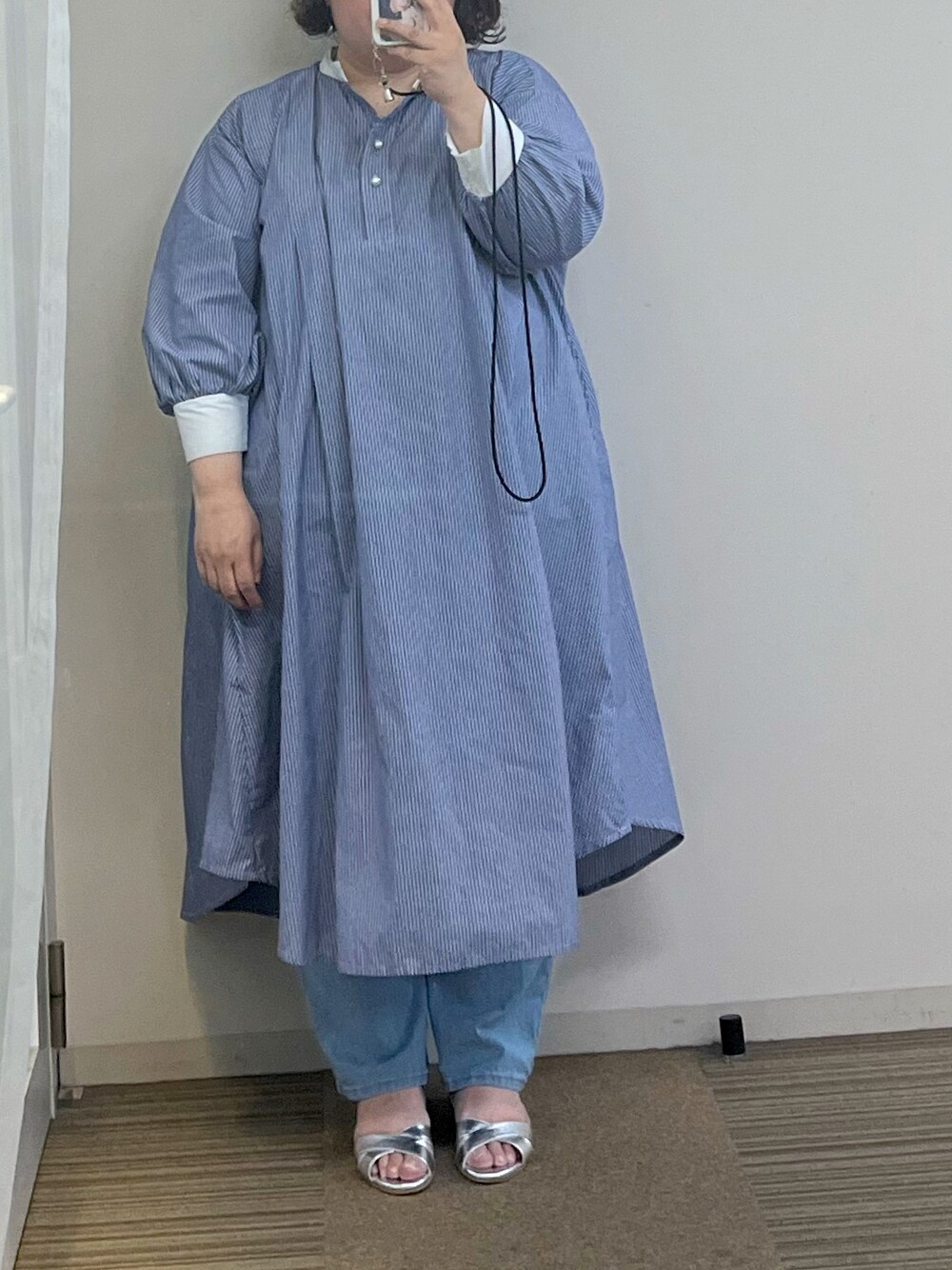 ブルー系のワンピース、シルバー系のサンダルを着用したレディースの夏コーディネートの1枚目の写真