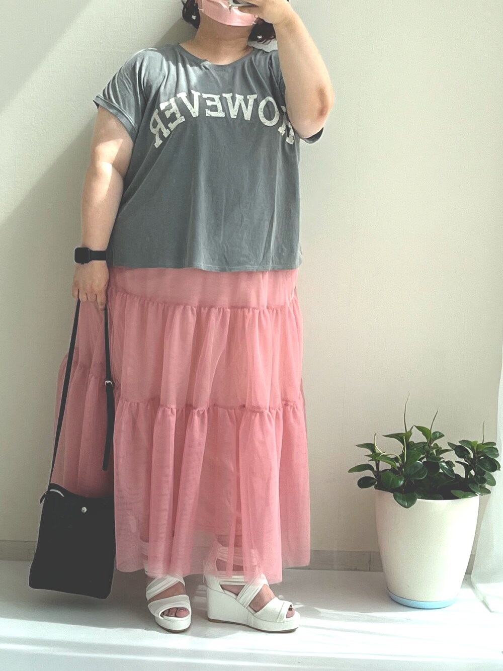 グレー系のTシャツ/カットソー、ブラック系のサンダル、ピンク系のスカートを着用したレディースの夏コーディネートの1枚目の写真