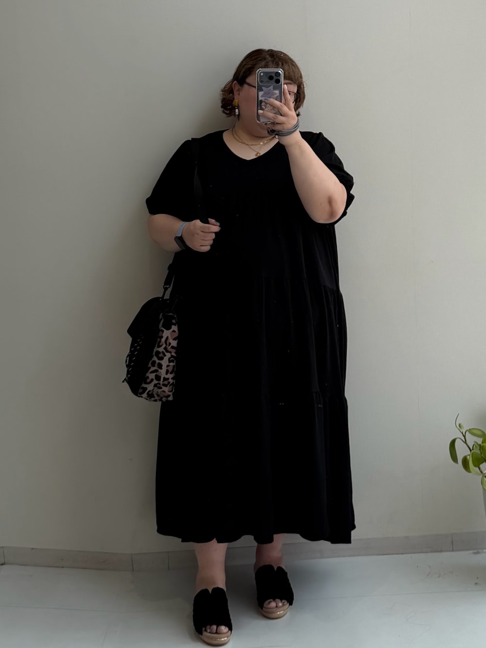 ブラック系のサンダル、ブルー系のワンピース、ベージュ系のショルダーバッグを着用したレディースの夏コーディネートの1枚目の写真