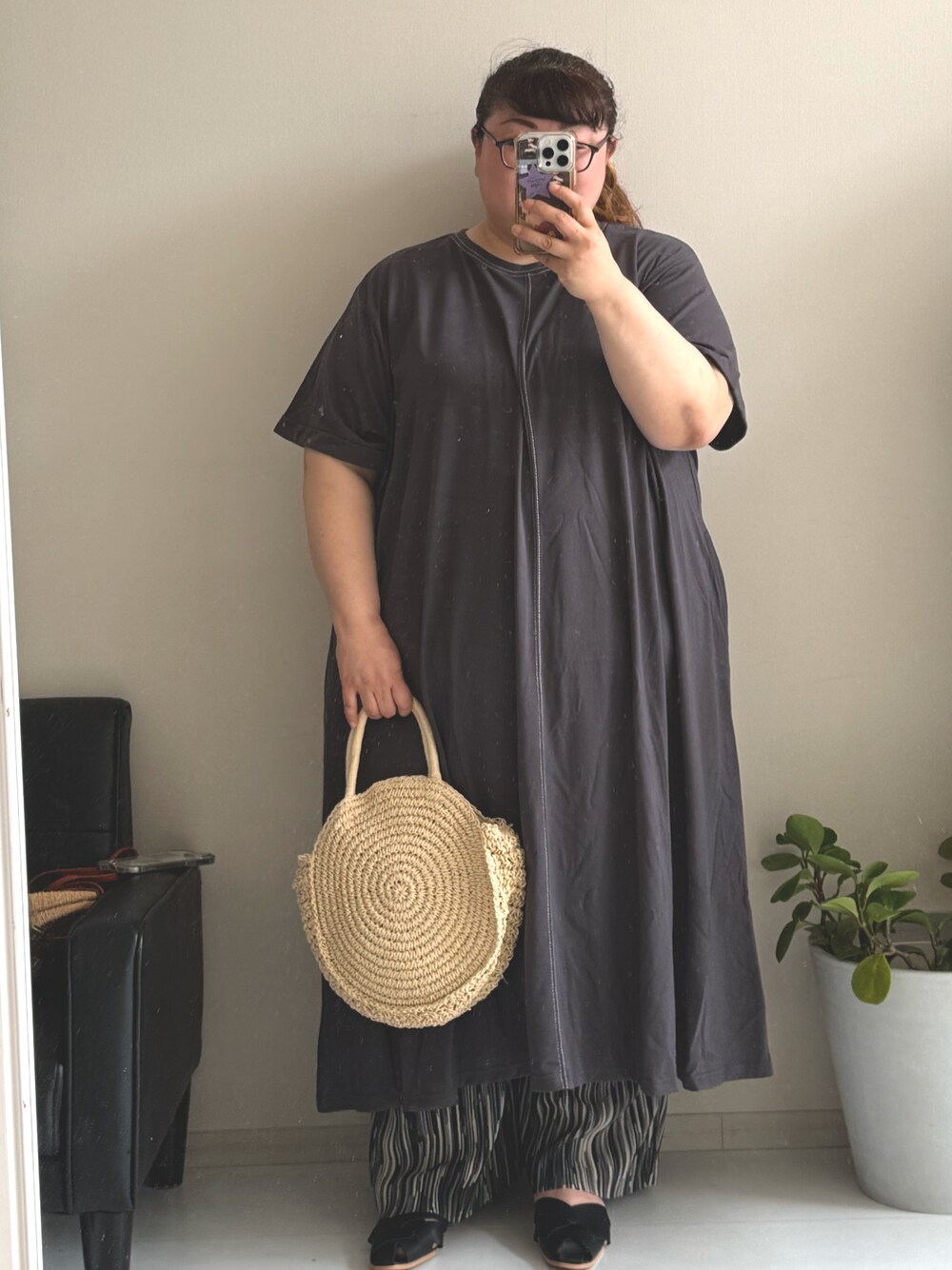 ブラック系のパンツ、ブラック系のワンピースを着用したレディースの春コーディネートの1枚目の写真